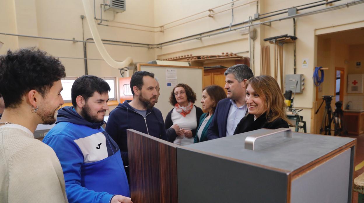 La consejera de Educación durante su visita a uno de los talleres del Instituto Ribera de Castilla