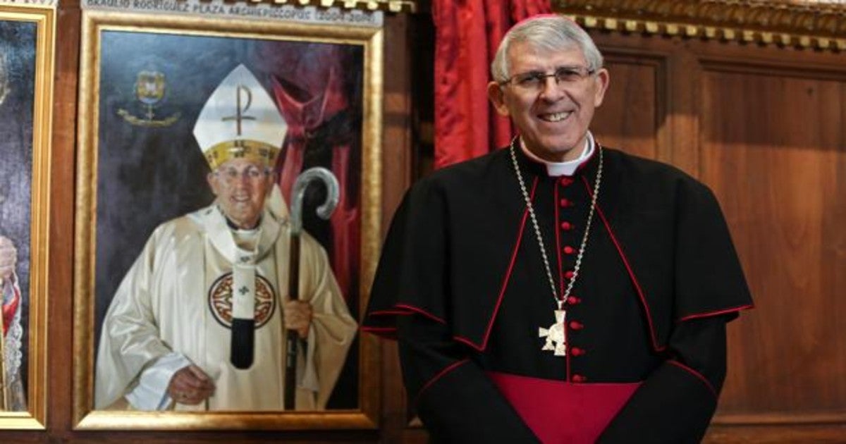 Braulio Rdríguez posa con su retrato en la sala Capitular de la catedral de Toledo