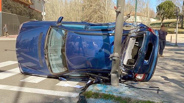 Dos heridos en un aparatoso accidente tras saltarse un semáforo en rojo en Valladolid