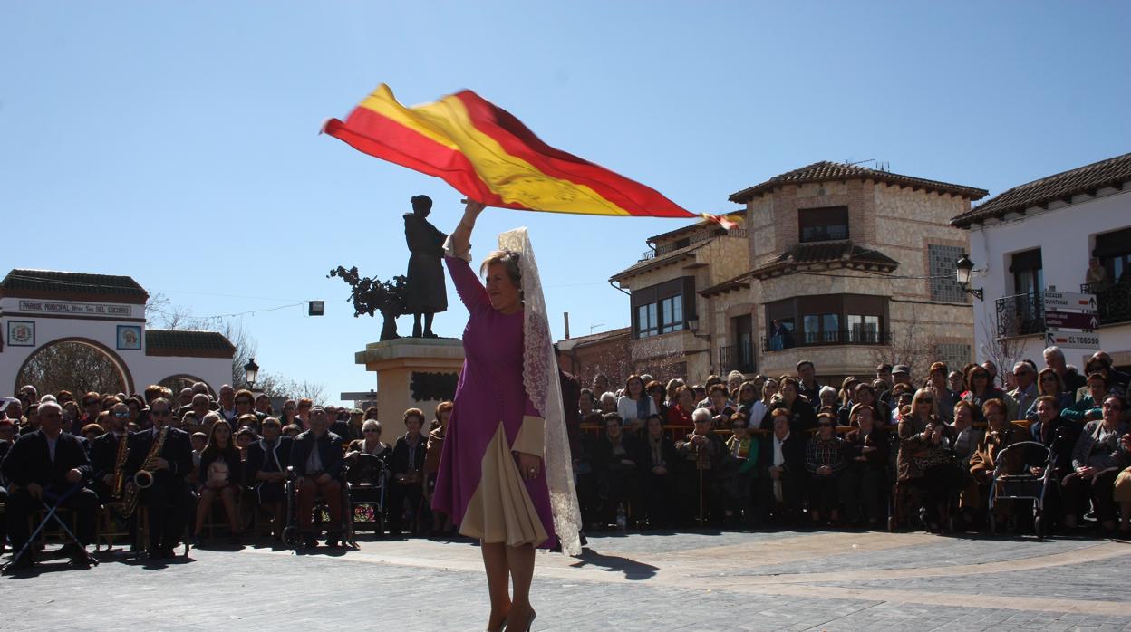 Una vecina baila la bandera de España