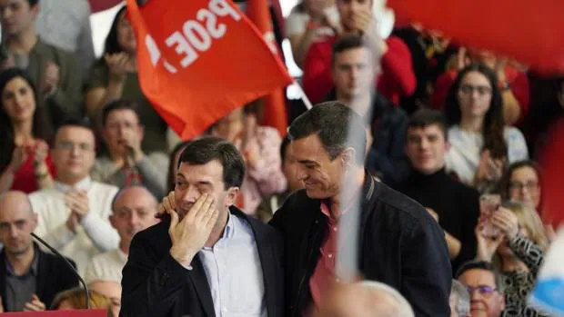 Sánchez deja ataques a Núñez Feijóo y promesas a su candidato a la Xunta