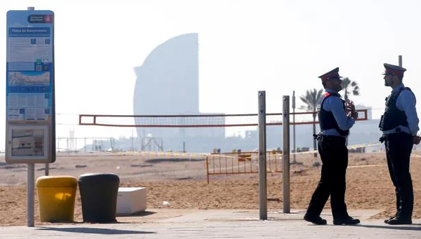 Un buque de la Armada viaja a Barcelona para revisar un artefacto encontrado en la playa