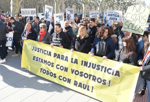 Concentración frente a las puertas del TSJ, en Burgos