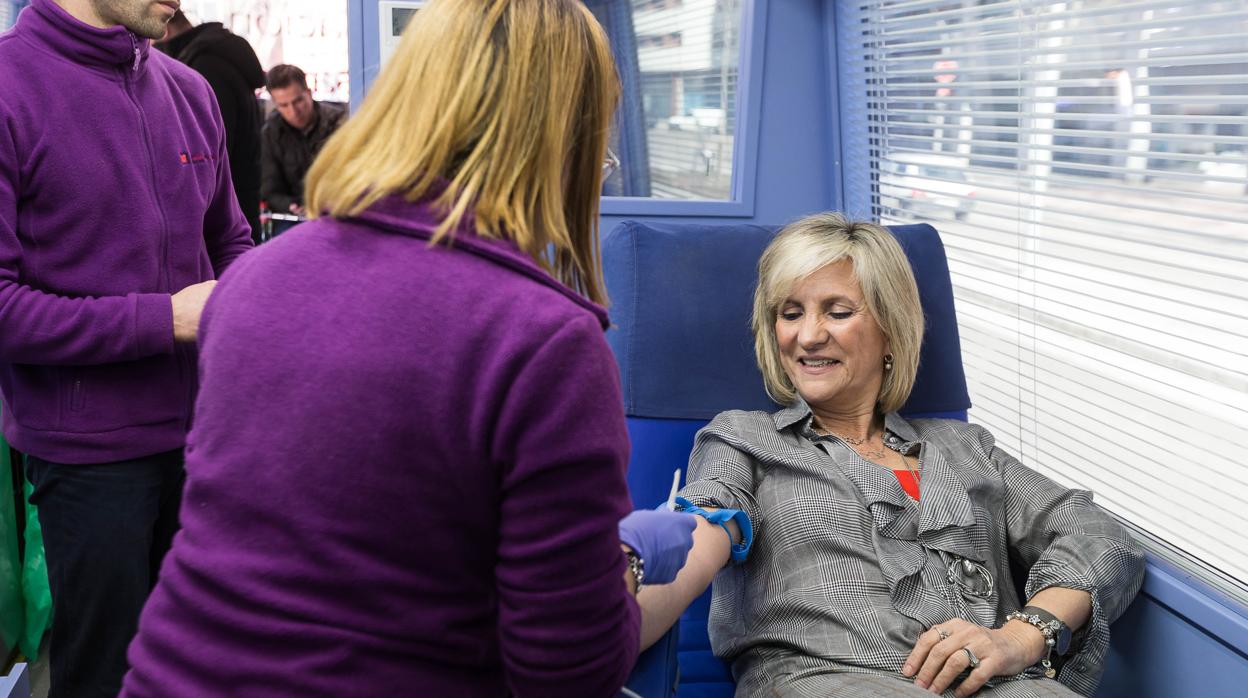 La consejera de Sanidad de Castilla y León, Verónica Casado, dona sangre en la presentación este lunes de una campaña para captar donantes