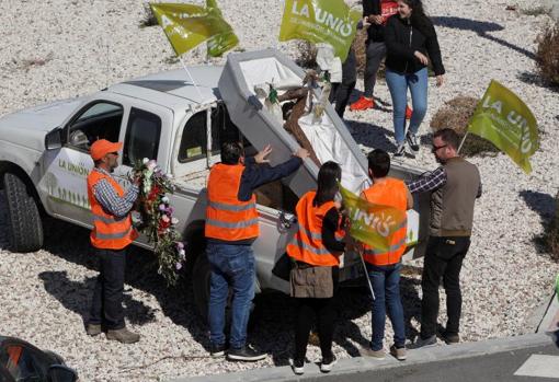 Varios manifestantes escenifican la muerte de la agricultura con un ataúd