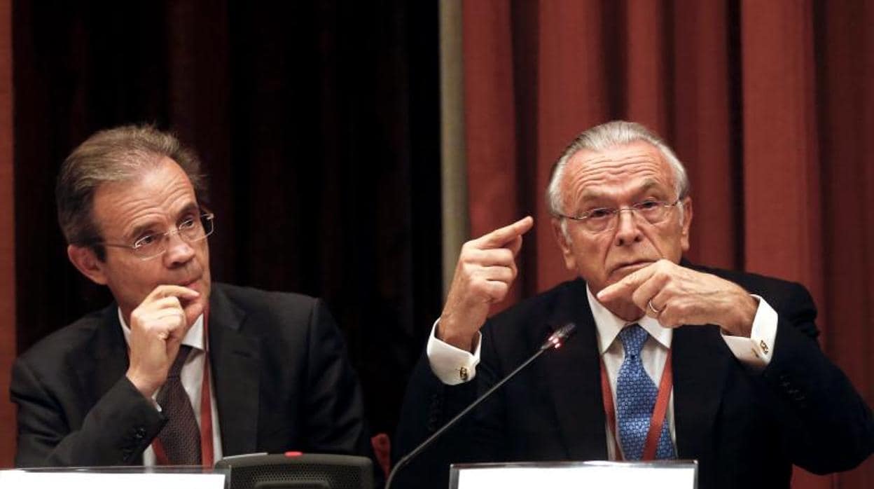 Isidro Fainé (der.) y Jordi Gual, en el Parlamento de Cataluña