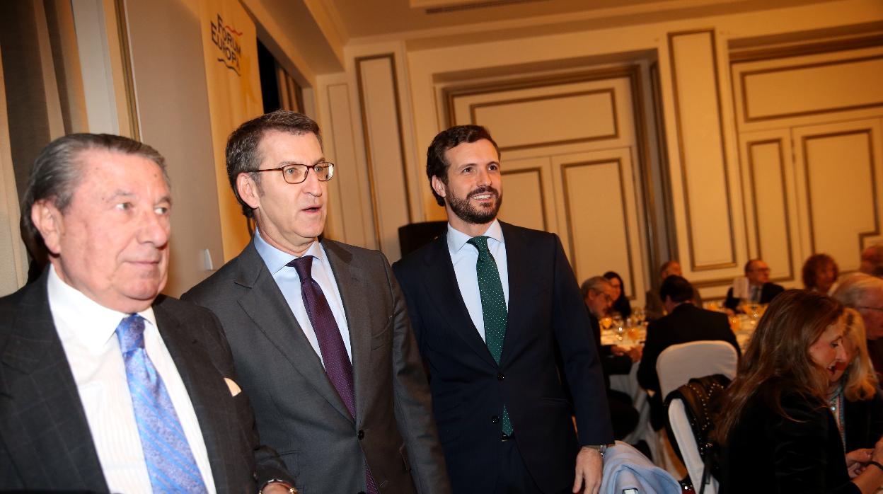 Francisco Vázquez, Alberto Núñez Feijóo y Pablo Casado, este martes en Madrid