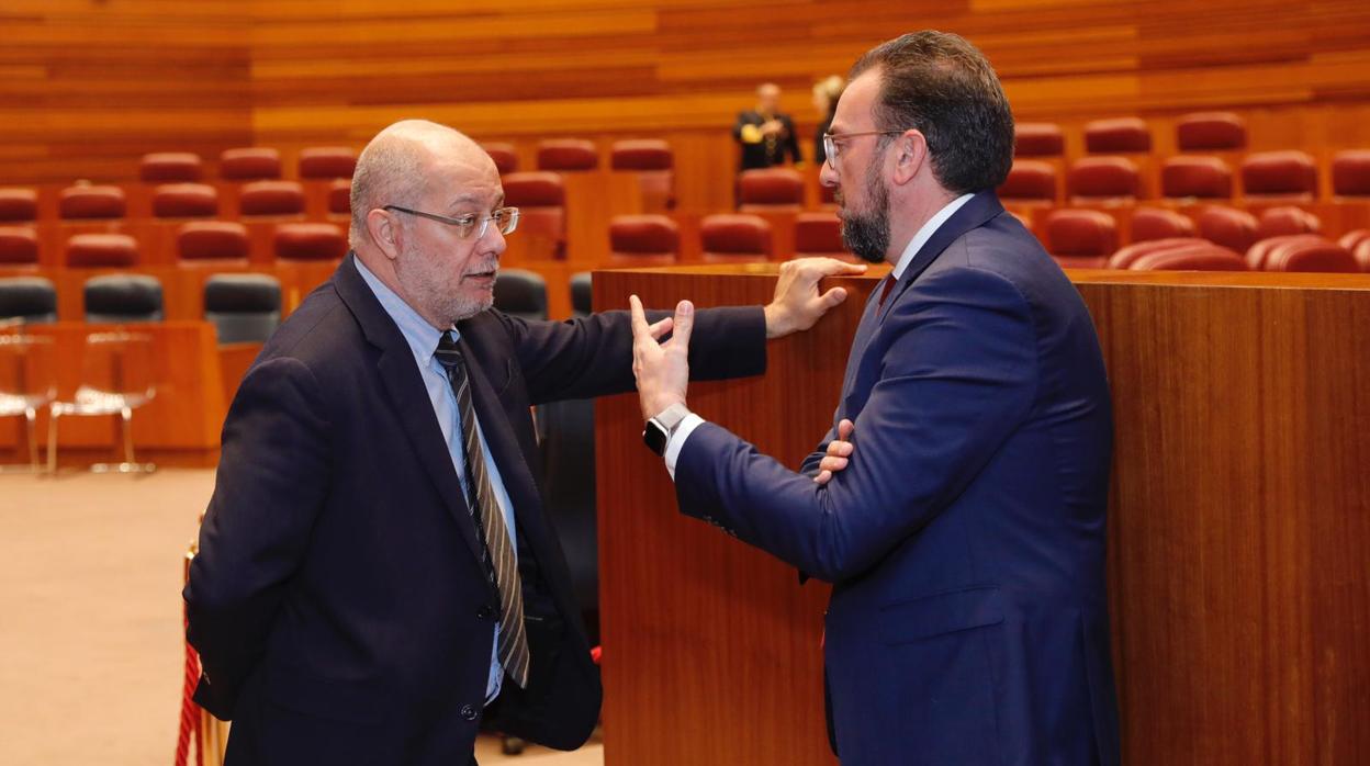 Igea conversa en el hemiciclo con el senador Bienvenido de Arriba minutos antes de la celebración del 37 aniversario del Estatuto de Autonomía