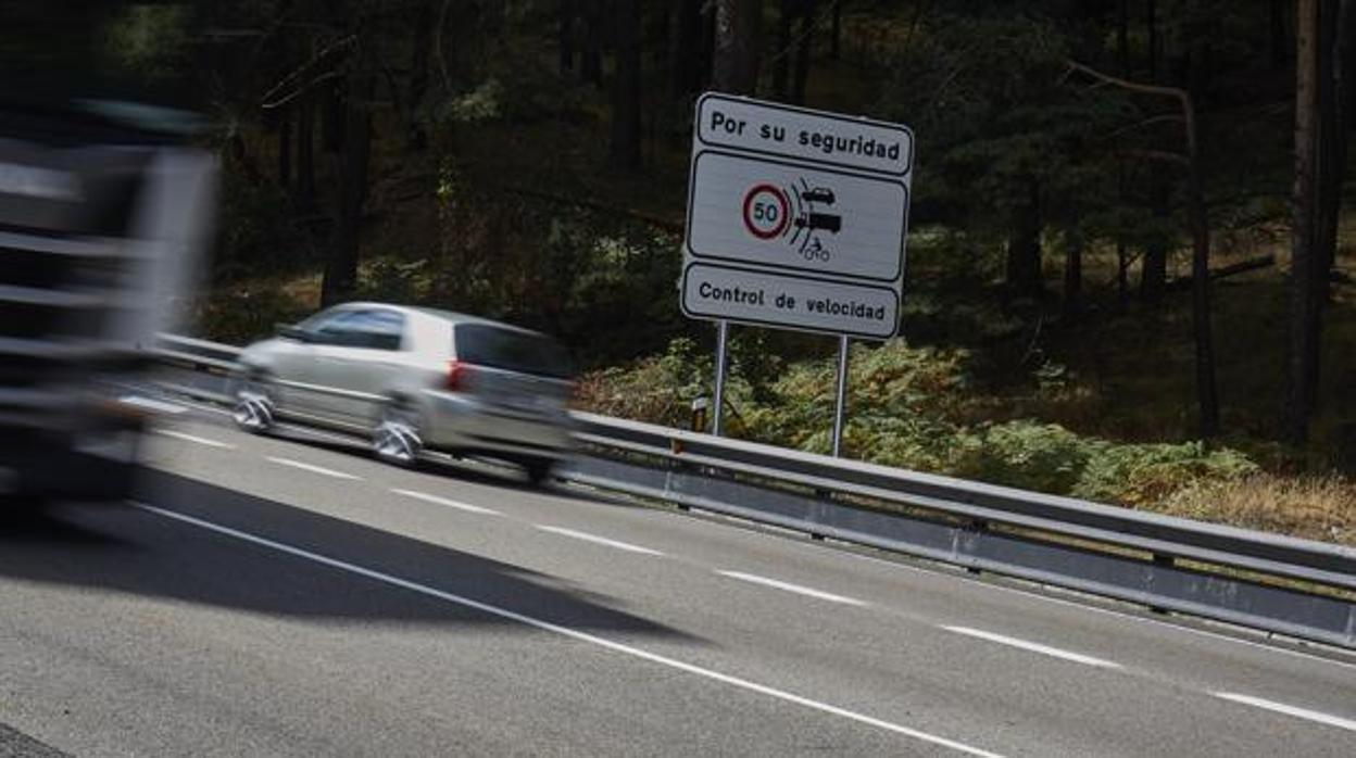 Un aviso de radar en una carretera