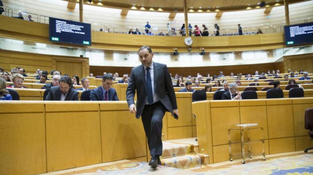 José Luis Ábalos pasa frente a Pedro Sánchez, ayer en el Senado