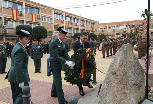 Vélez y el delegado del Gobierno en Castilla-La Mancha, Francisco Tierraseca, realizan una ofrenda