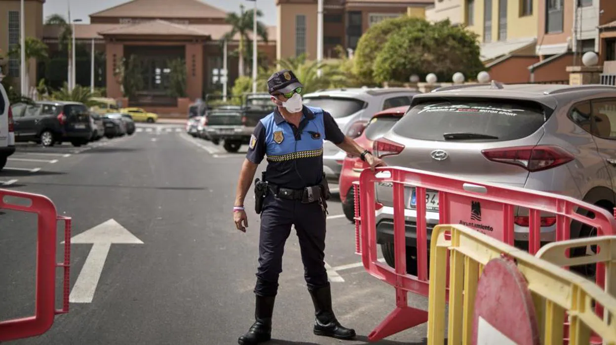 Un agente de Policía Local bloquea la entrada al hotel H10 Costa Adeje Palace