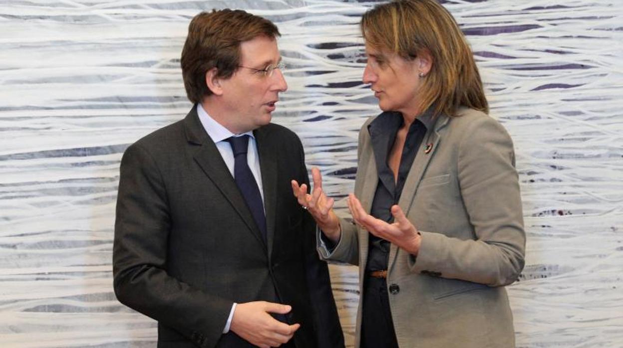 El alcalde de Madrid, José Luis Martínez-Almeida, junto a la ministra para la Transición Ecológica, Teresa Ribera