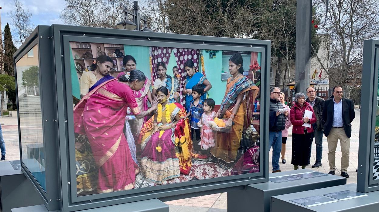 Leganés exhibe en sus calles 40 instantáneas de Cristina García Rodero sobre la India rural