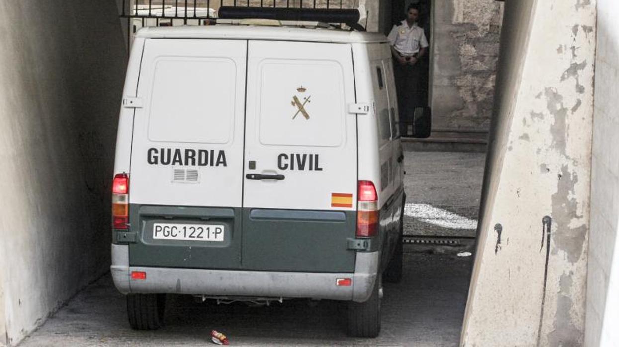 Un furgón de la Guardia Civil