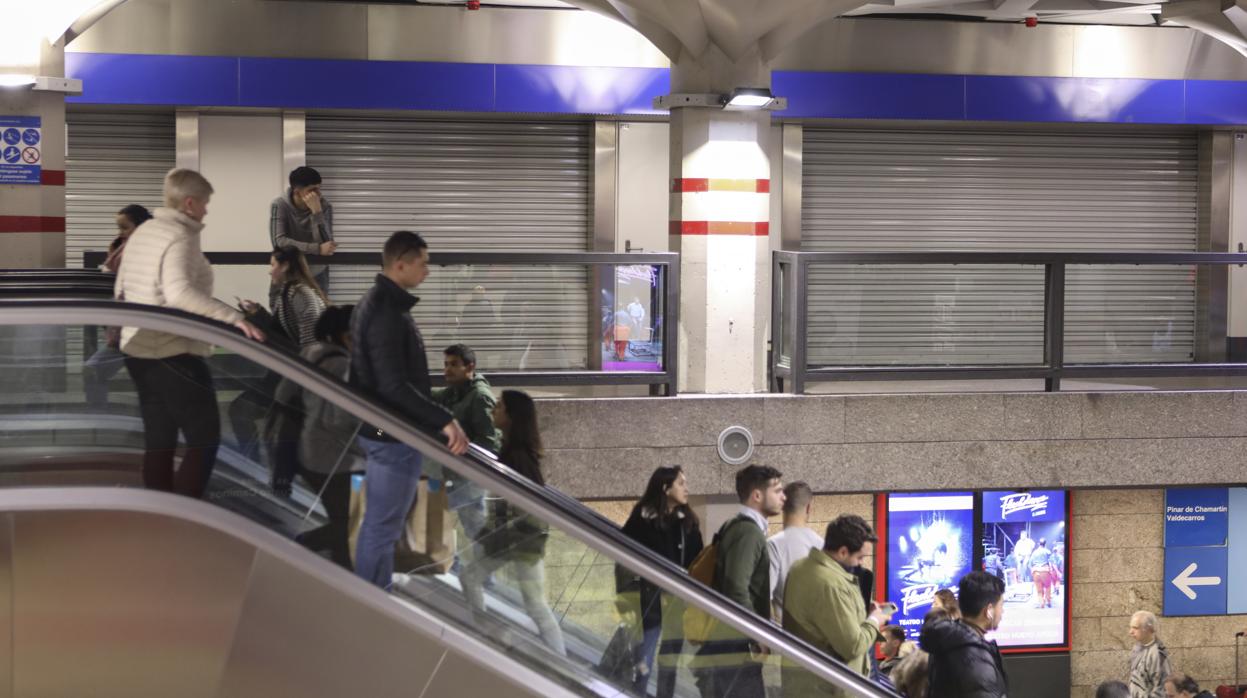 Usuarios en el Metro de Madrid