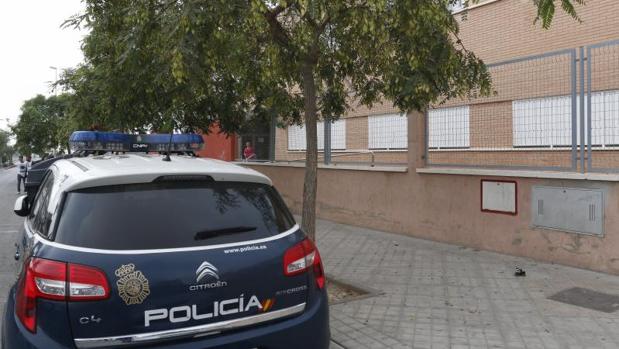 Detenido por desmontar la cerradura y prenderle fuego a una librería