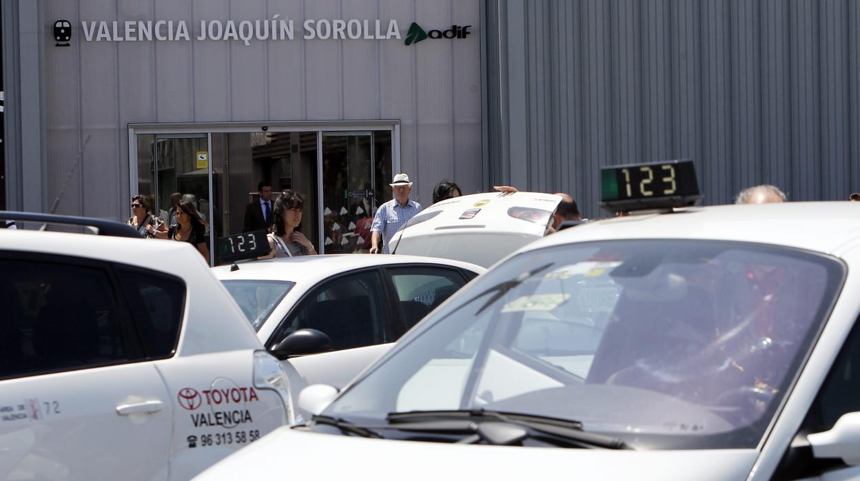 Imagen de archivo de una parada de taxis en Valencia