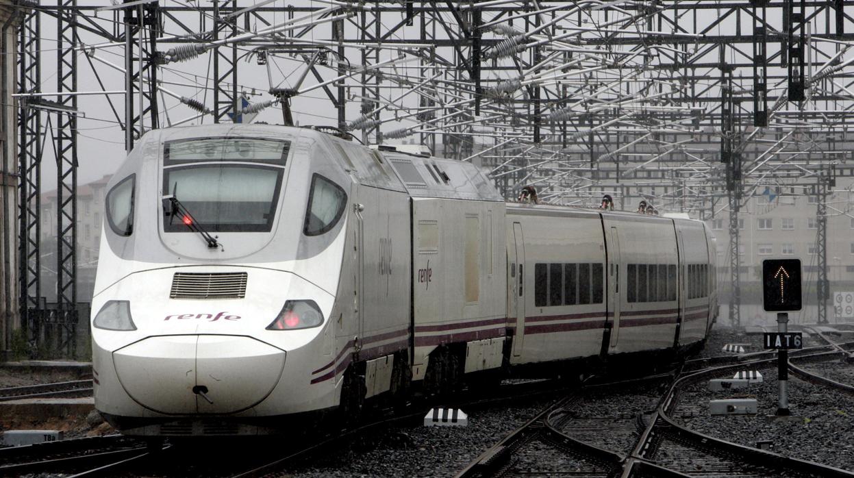 Tren a su paso por la estación de Santiago de Compostela