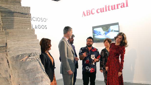 Los Reyes, en ARCO: gesto con Italia y visita al estand de ABC