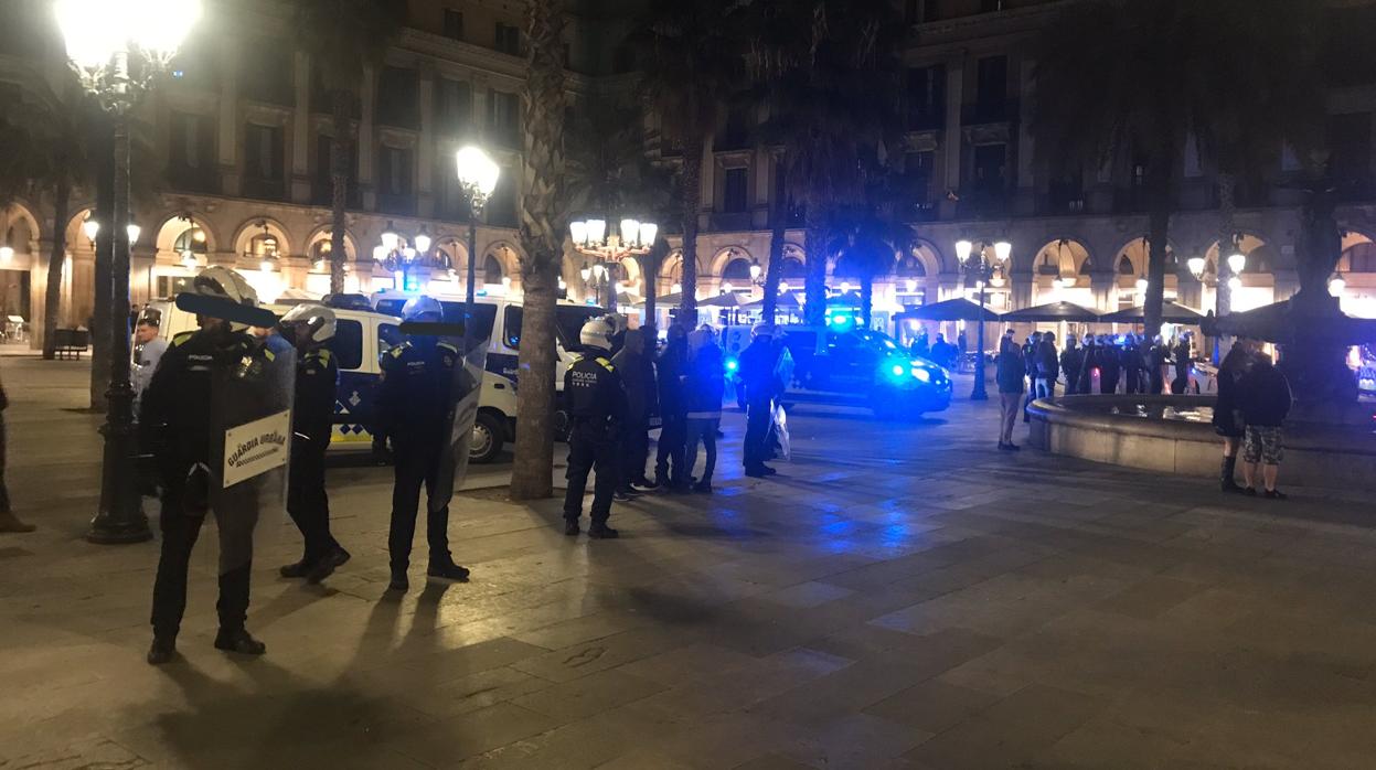 Agentes antidisturbios de la Guardia Urbana tras desalojar a los aficionados ingleses de la Plaza Real