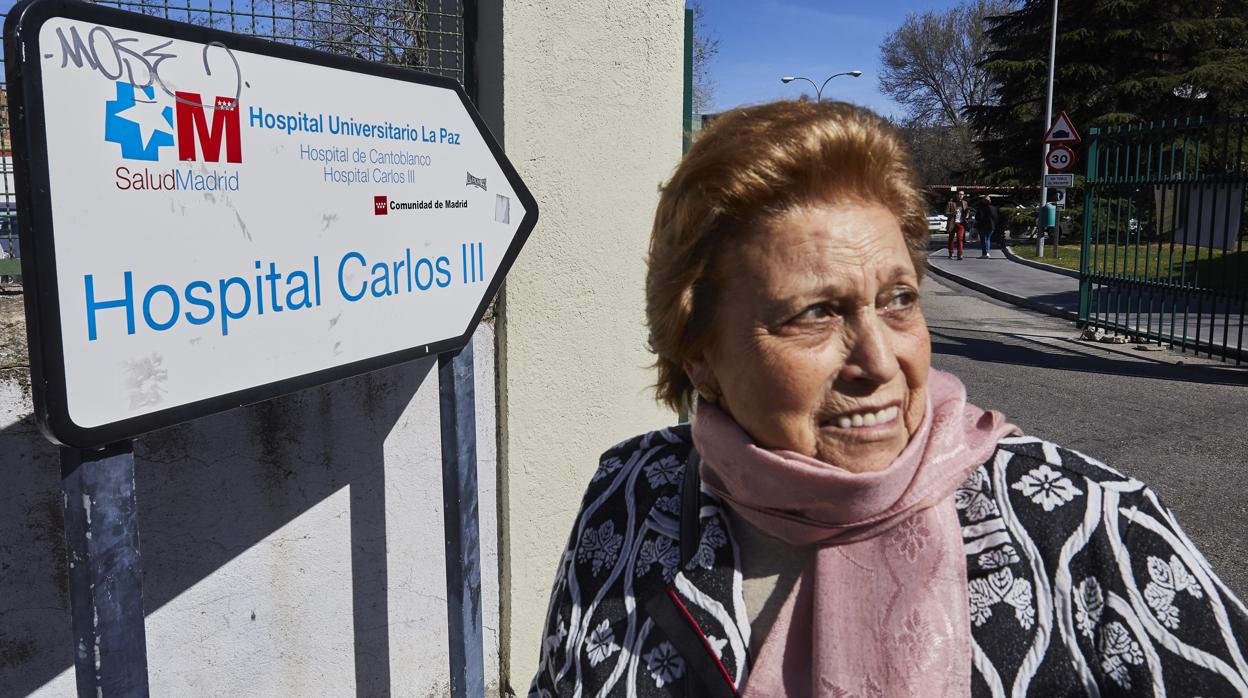 Una mujer, a la salida del Hospital Carlos III, este miércoles