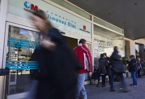 Varias personas, sin mascarillas, a las puertas del Hospital Fundación Jiménez Díaz