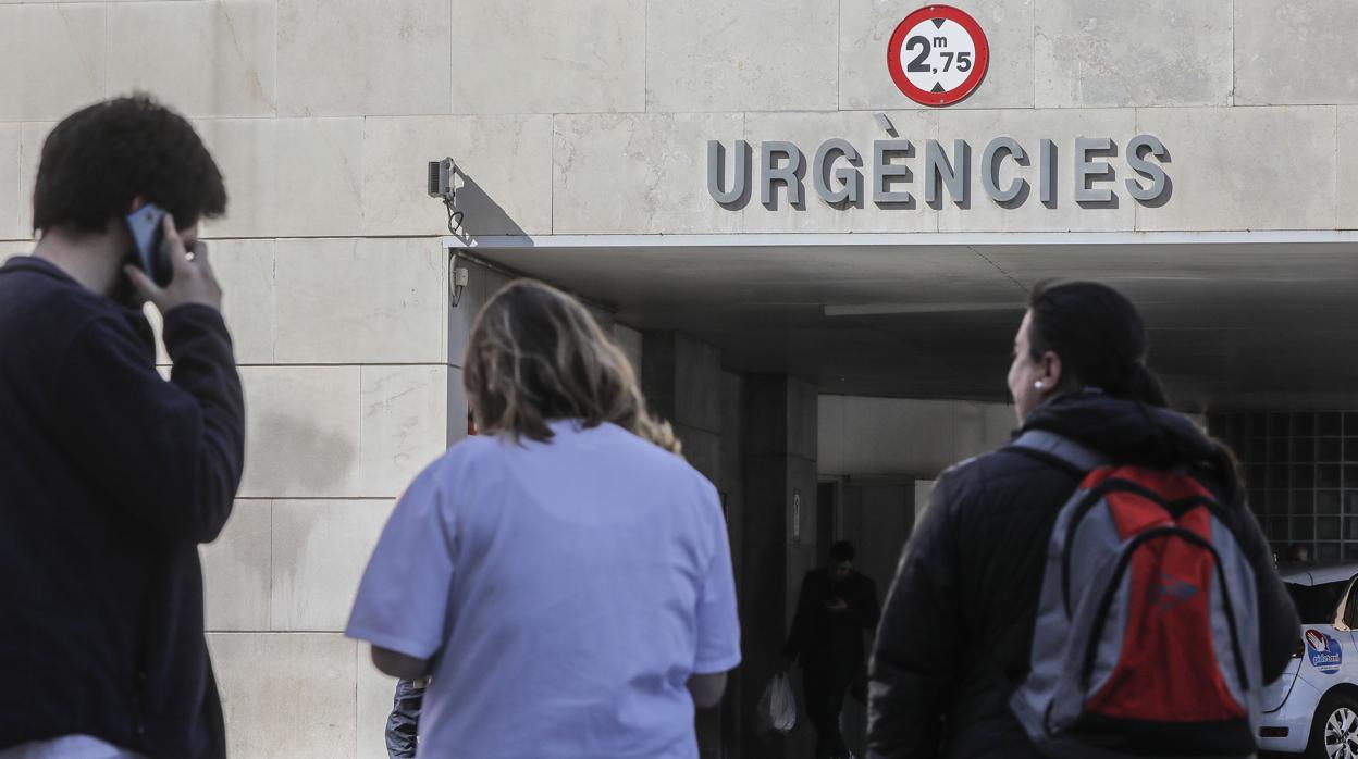 Personal sanitario en la puerta de Urgencias de Hospital Clínico de València