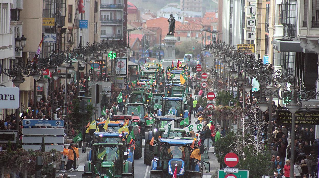 Decenas de tractores, este viernes, por el centro de León