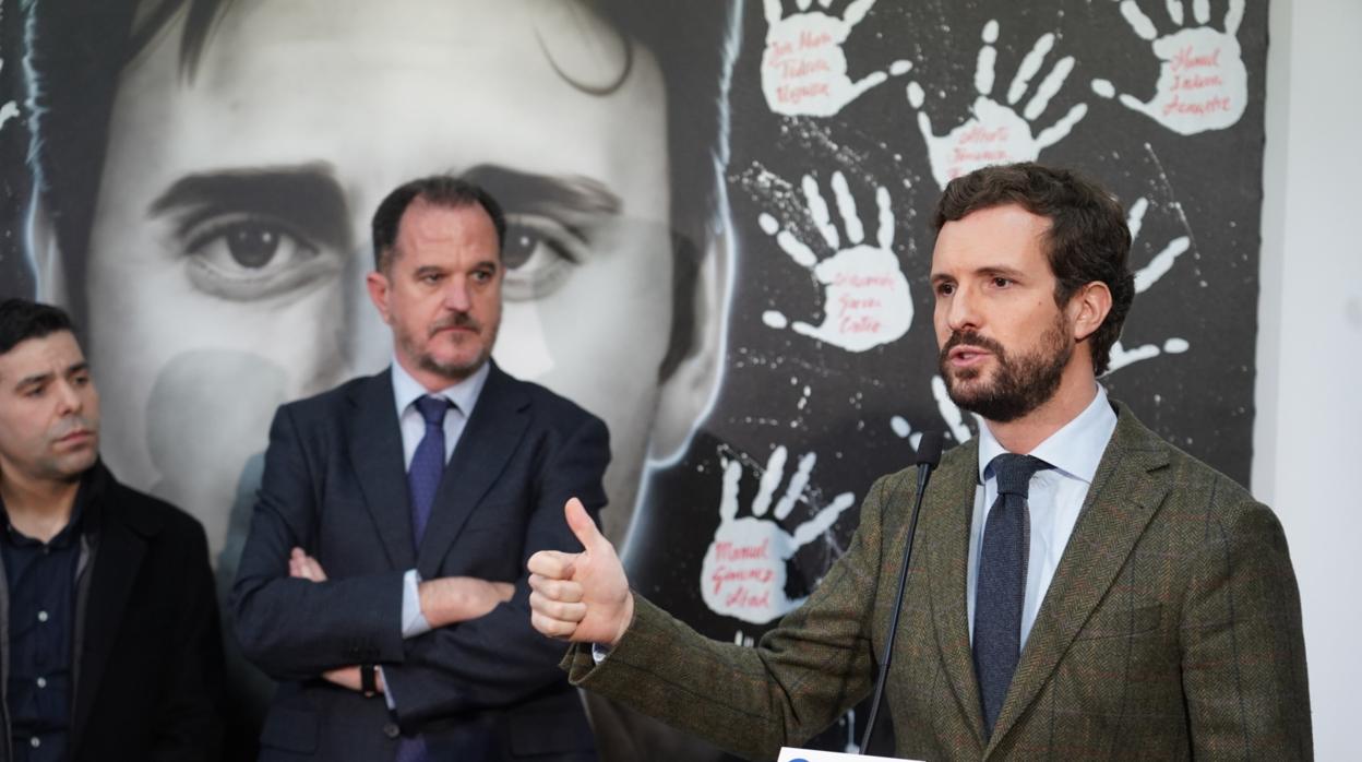 Pablo Casado junto a Carlos Iturgaiz en Ermua, en el inicio de la campaña para las elecciones vascas