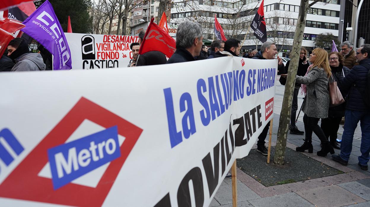 Concentración de varios trabajadores afectados por el amianto, a las puerzas del juzgado