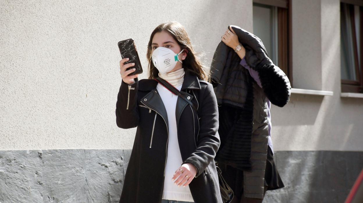 Una estudiante de la residencia donde vivía el primer caso de coronavirus lleva una mascarilla este viernes en Segovia