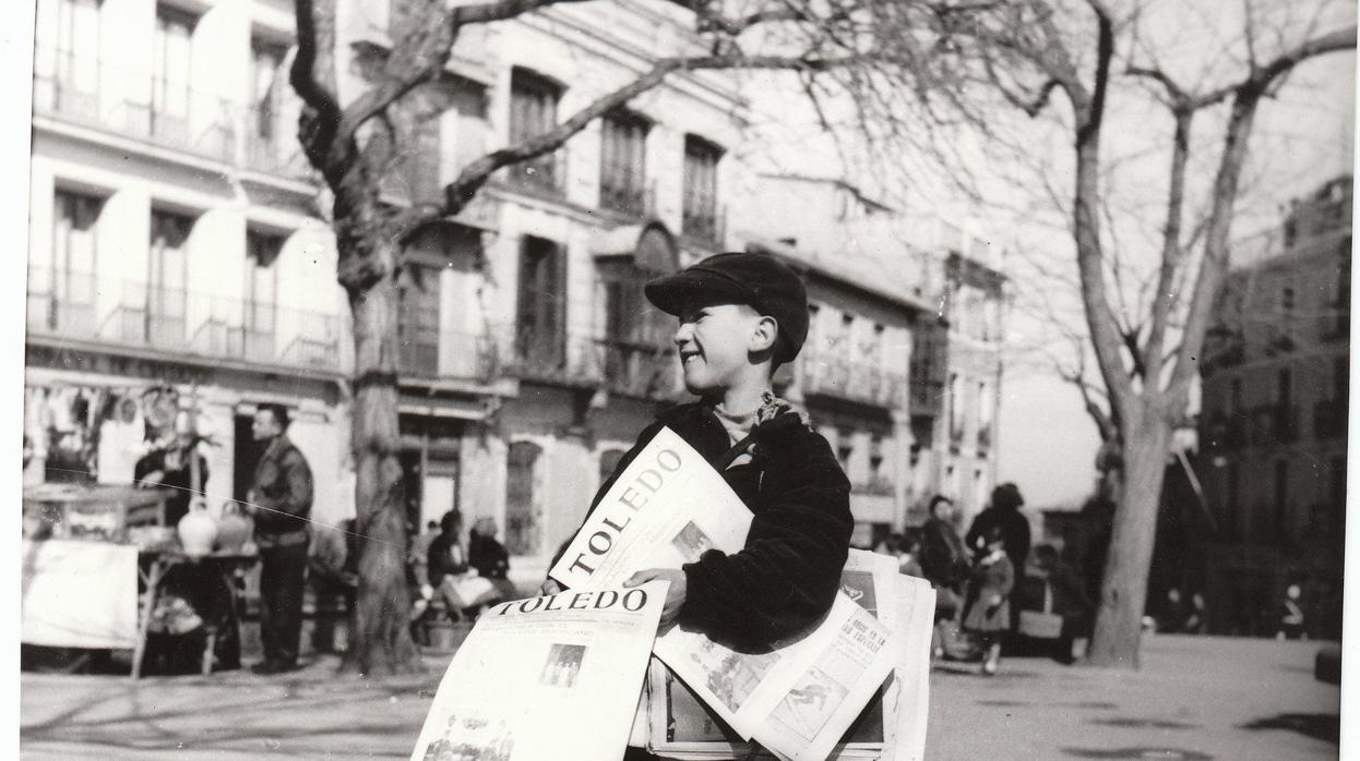 Macario vendiendo periódicos en Zocodover en los años 50