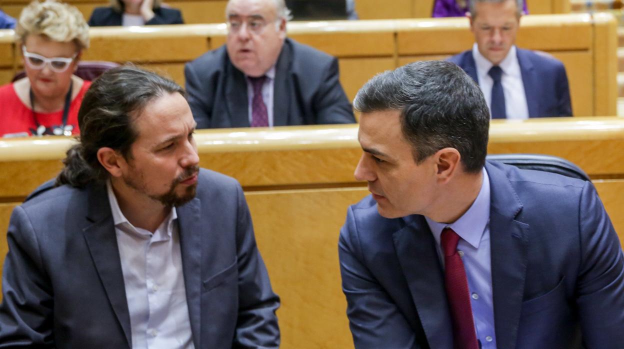 El vicepresidente del Gobierno, Pablo Iglesias (i), junto al presidente del Gobierno, Pedro Sánchez (d), durante la segunda sesión de control