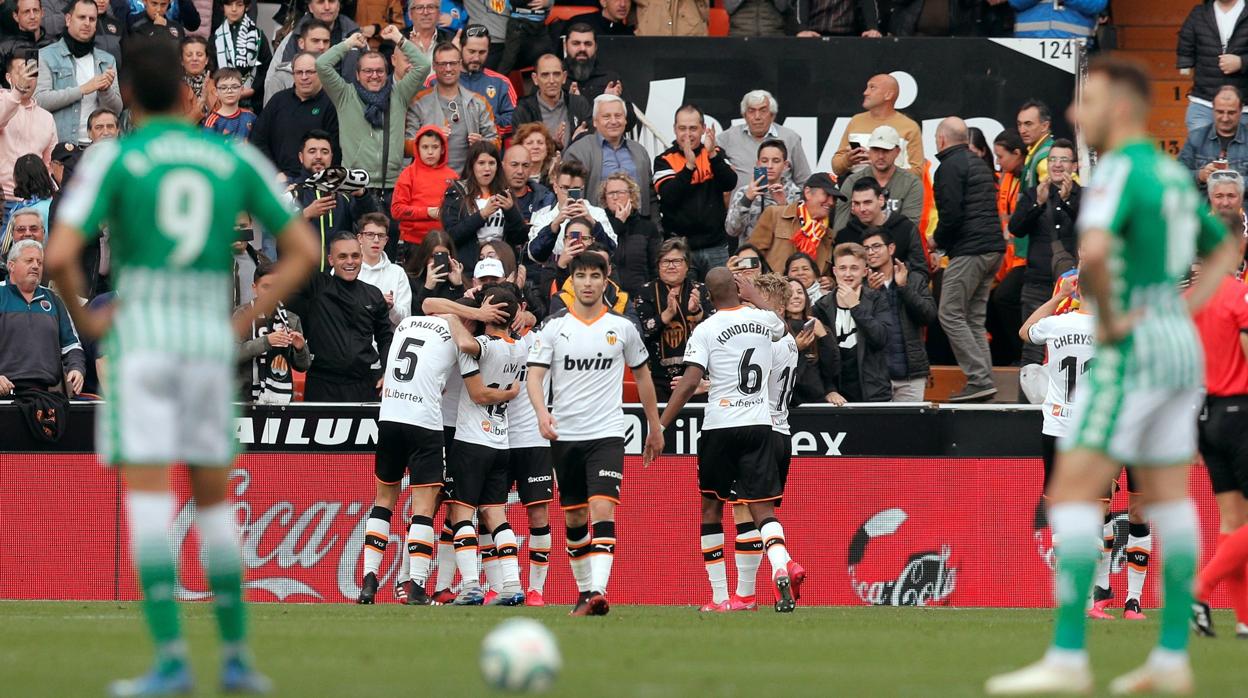 Imagen de los jugadores del Valencia celebrando el segundo gol marcado al Real Betis, durante el partido de LaLiga que se ha disputado este sábado en el estadio de Mestalla