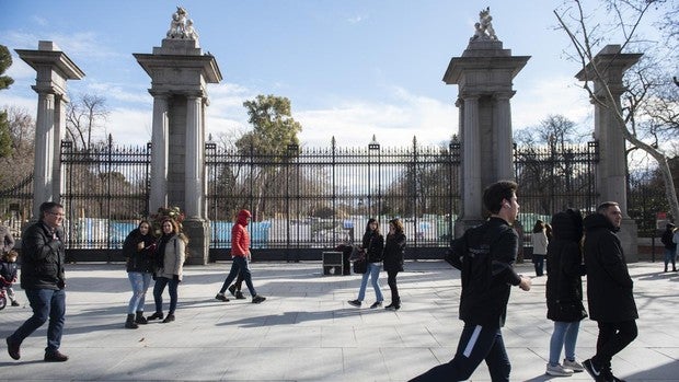 Cerradas las zonas infantiles y deportivas del Retiro y otros siete parques de Madrid por las rachas de viento