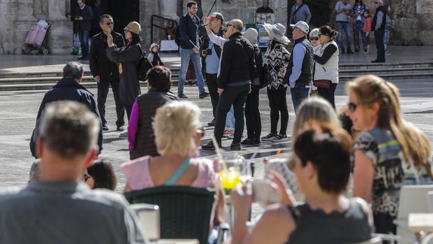 El coronavirus se contiene en Valencia: los quince afectados siguen leves mientras se descartan 240 casos