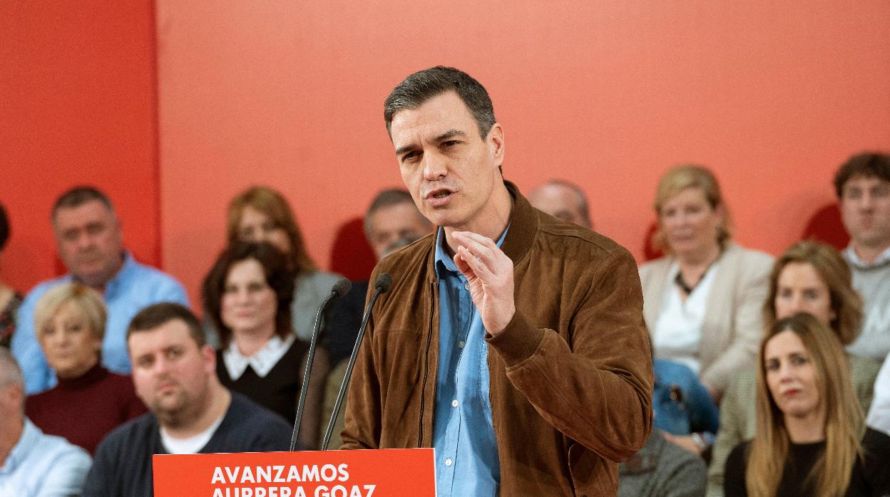 El presidente del Gobierno, Pedro Sánchez, participa en un acto de precampaña electoral celebrado este domingo en Vitoria