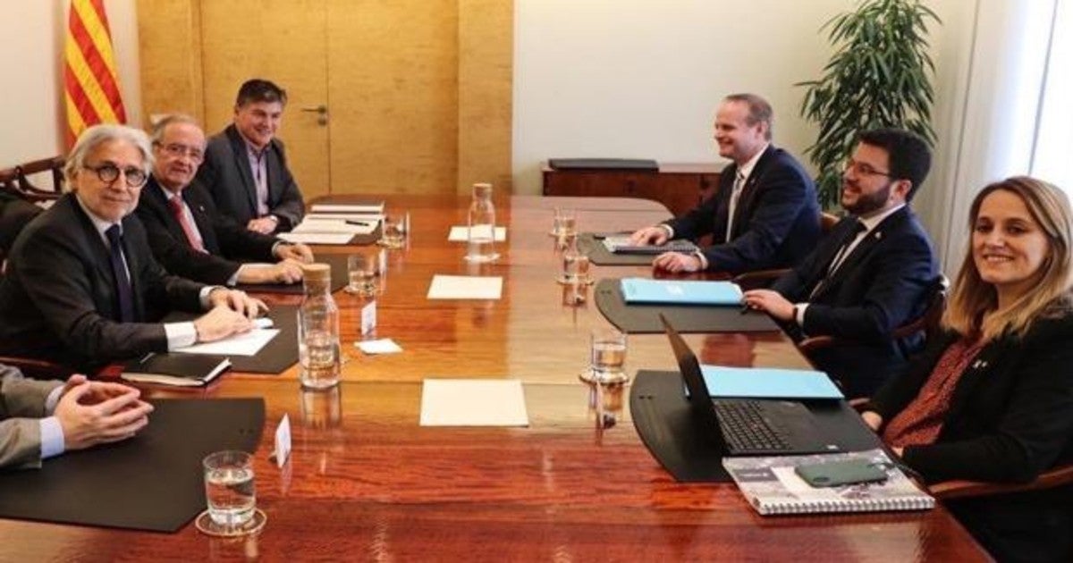 El presidente de Foment del Treball, Josep Sànchez, con el vicepresidente catalán, Pere Aragonès