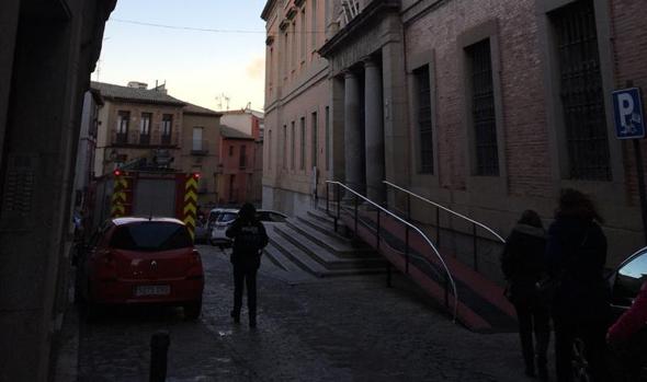 El viento desprende parte del capelo cardenalicio de la escultura de los ángeles del Nuncio