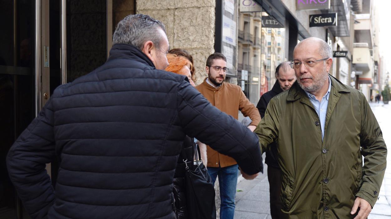 El candidato a la Presidencia de Ciudadanos, Francisco Igea, saluda a un grupo de simpatizantes a su llegada el pasado sábado a la sede de su partido en Valladolid para la elección de compromisarios que formarán parte de la Asamblea General.