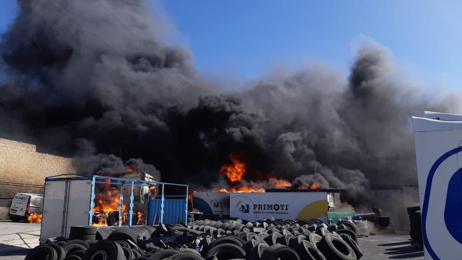 Un aparatoso incendio causa seis desalojos y un hospitalizado en Alicante