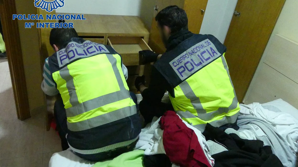 Investigadores de la Policía Nacional durante la operación para detener a los estafadores