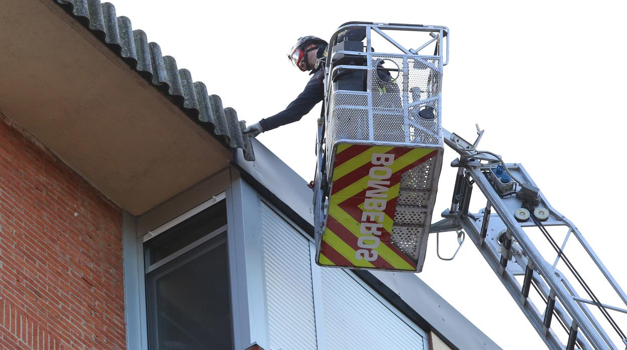 Los bomberos intervienen en un edificio de Palencia afectado por las fuertes rachas de viento que soplaron en la ciudad