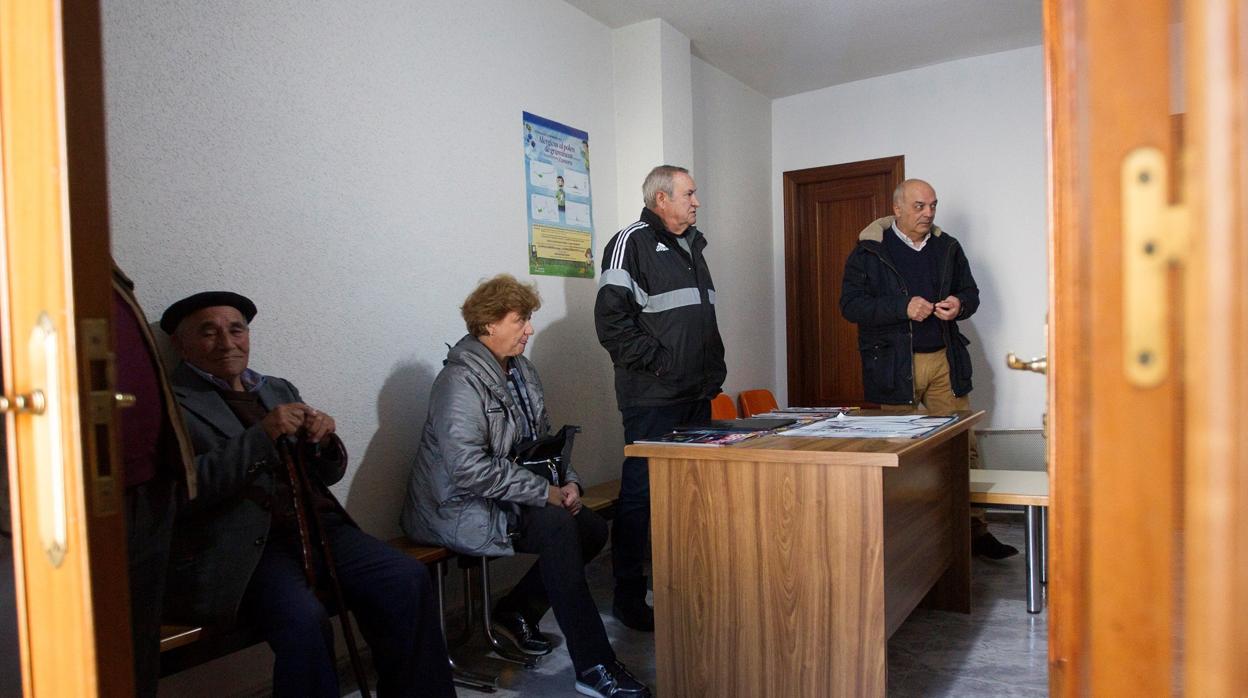 arias personas esperan en la sala de espera del consultorio médico el primer que se pone en marcha el nuevo proyecto de reordenación de la sanidad rural, este lunes en Fonfría (Zamora) dentro de la comarca de Aliste.