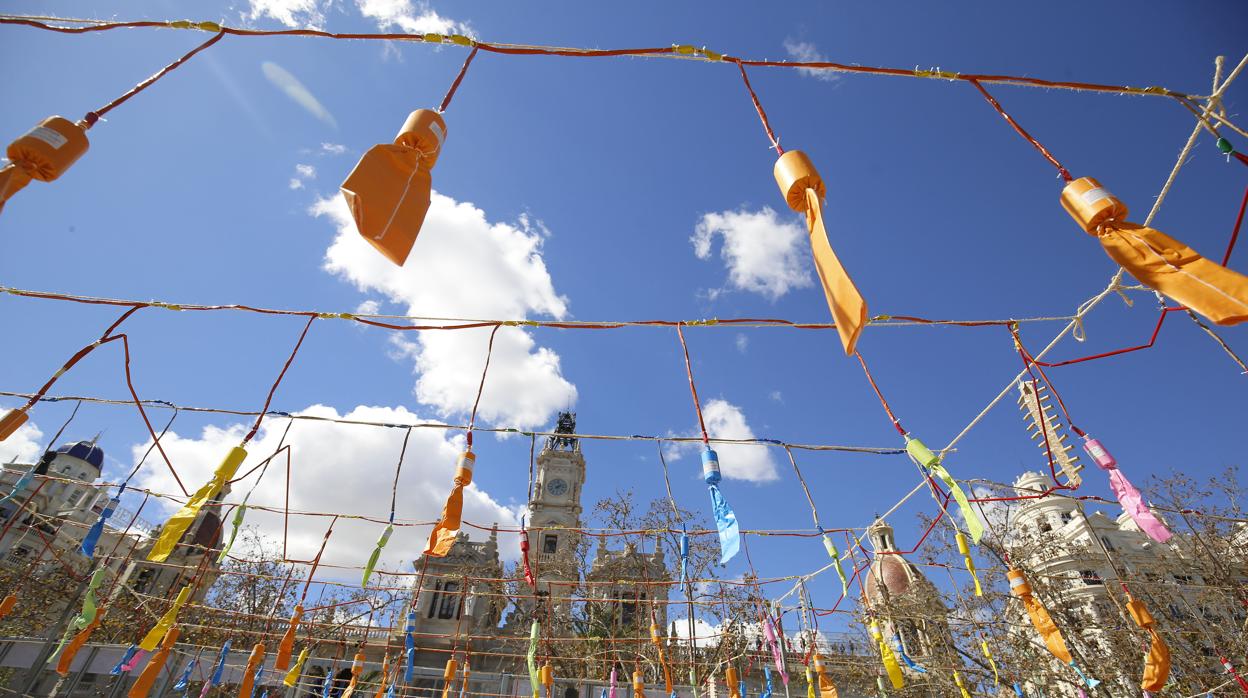 Imagen de la mascletà de las Fallas en la Plaza del Ayuntamiento de Valencia