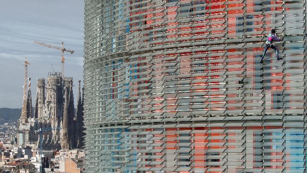 El «Spiderman francés» escala de nuevo la Torre Glòries de Barcelona