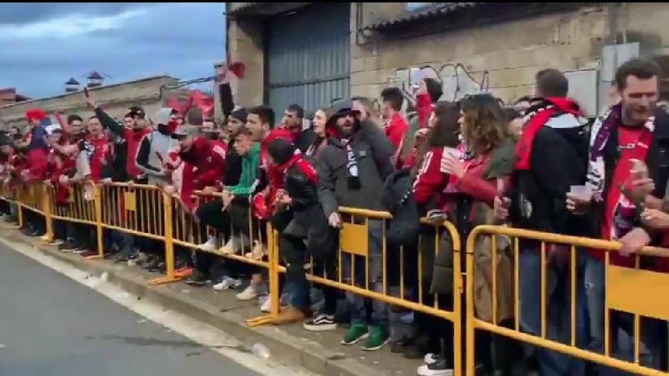 Así ha recibido la afición del Mirandés a sus jugadores en una cita histórica de Anduva en Copa