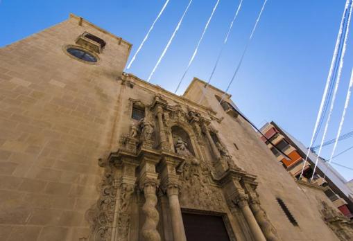 Fachada de la Basílica de Santa María en Alicante