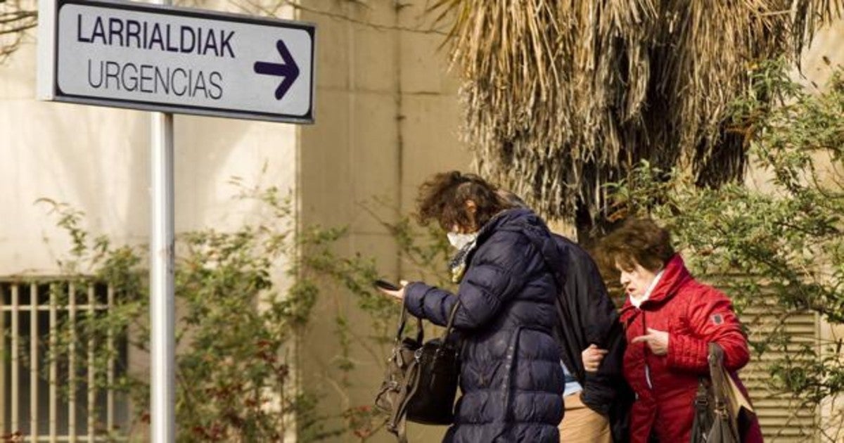 Una mujer sale del hospital Universitario de Álava-Txagorritxu en Vitoria con una mascarilla